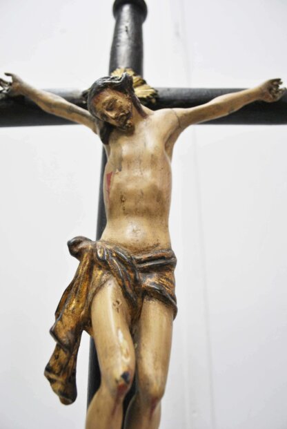 Cristo de madera en la cruz - Imagen 4