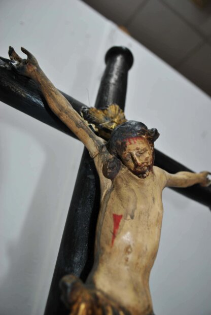 Cristo de madera en la cruz - Imagen 5