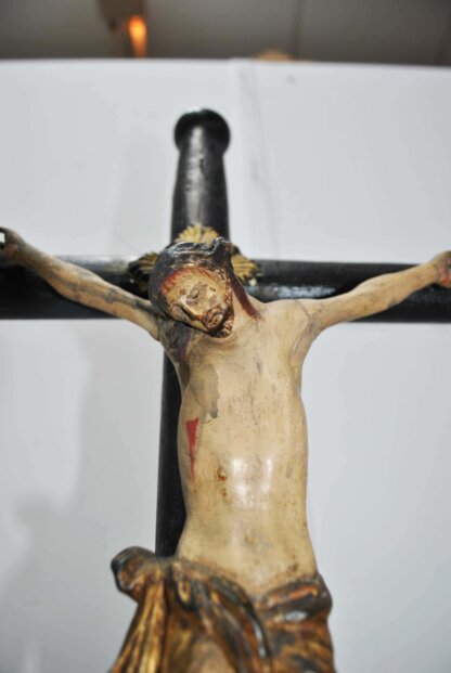 Cristo de madera en la cruz - Imagen 8