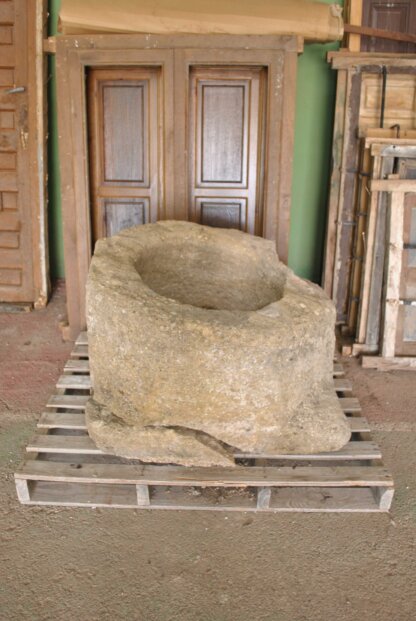 Pila o brocal de piedra